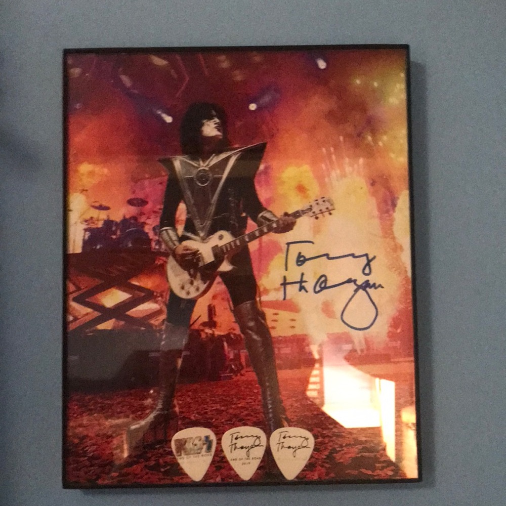 tommy thayer autographed picture and picks